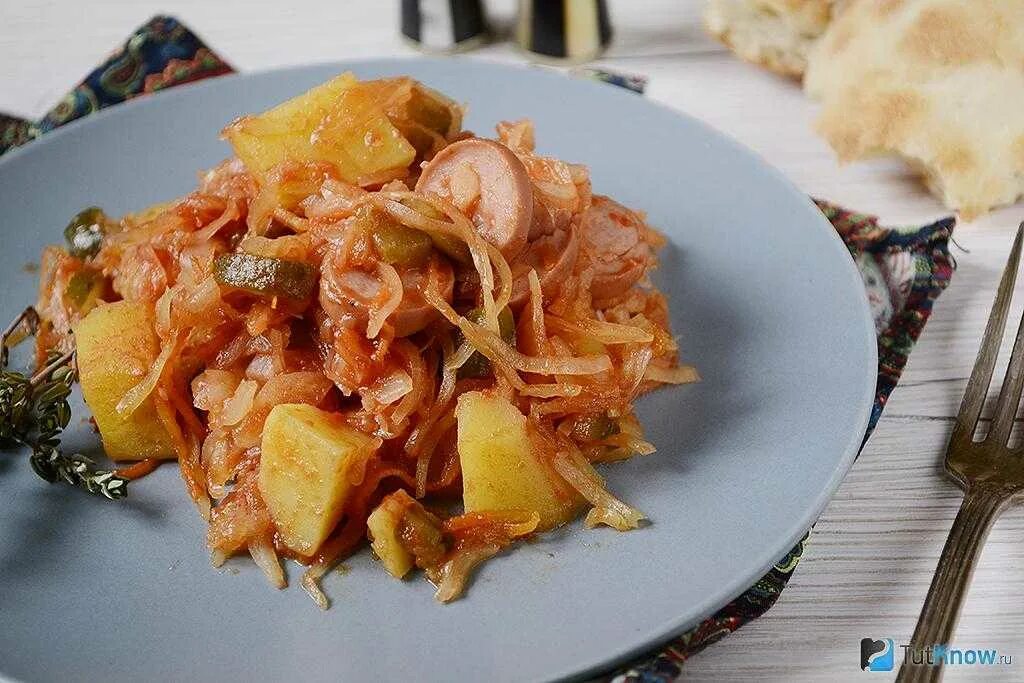 Солянка из квашеной капусты с сосисками. Солянка с капустой. Солянка из квашеной капусты. Солянка тушеная капуста. Солянка капуста картошка колбаса