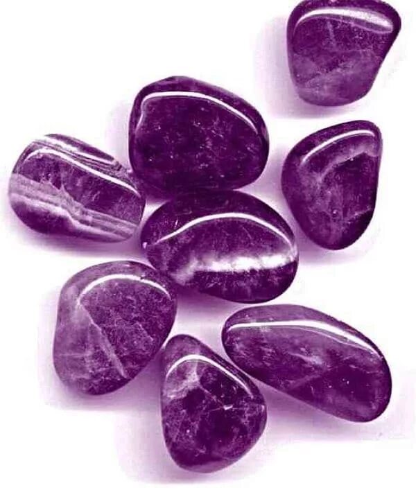 Какой камень фиолетовый. Камень талисман аметист. Фиалковый аметист камень. Сиреневый аметист. Фиолетовый кварц аметист.