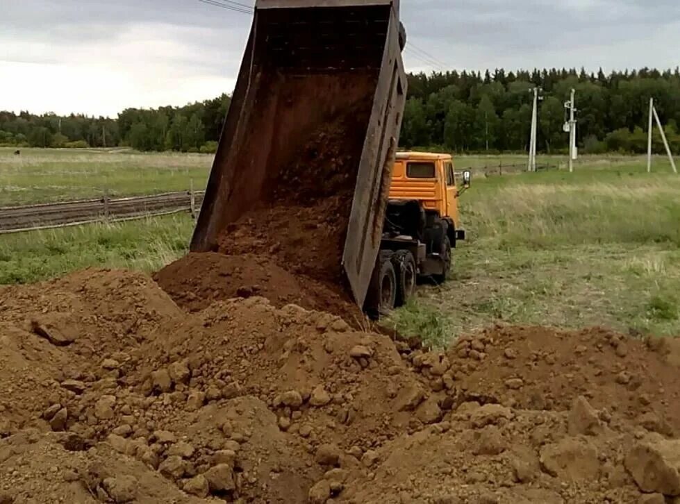 Земляная засыпка. Отсыпка участка гранитом. Грунт планировочный. Грунт для отсыпки участка. Глина для отсыпки.