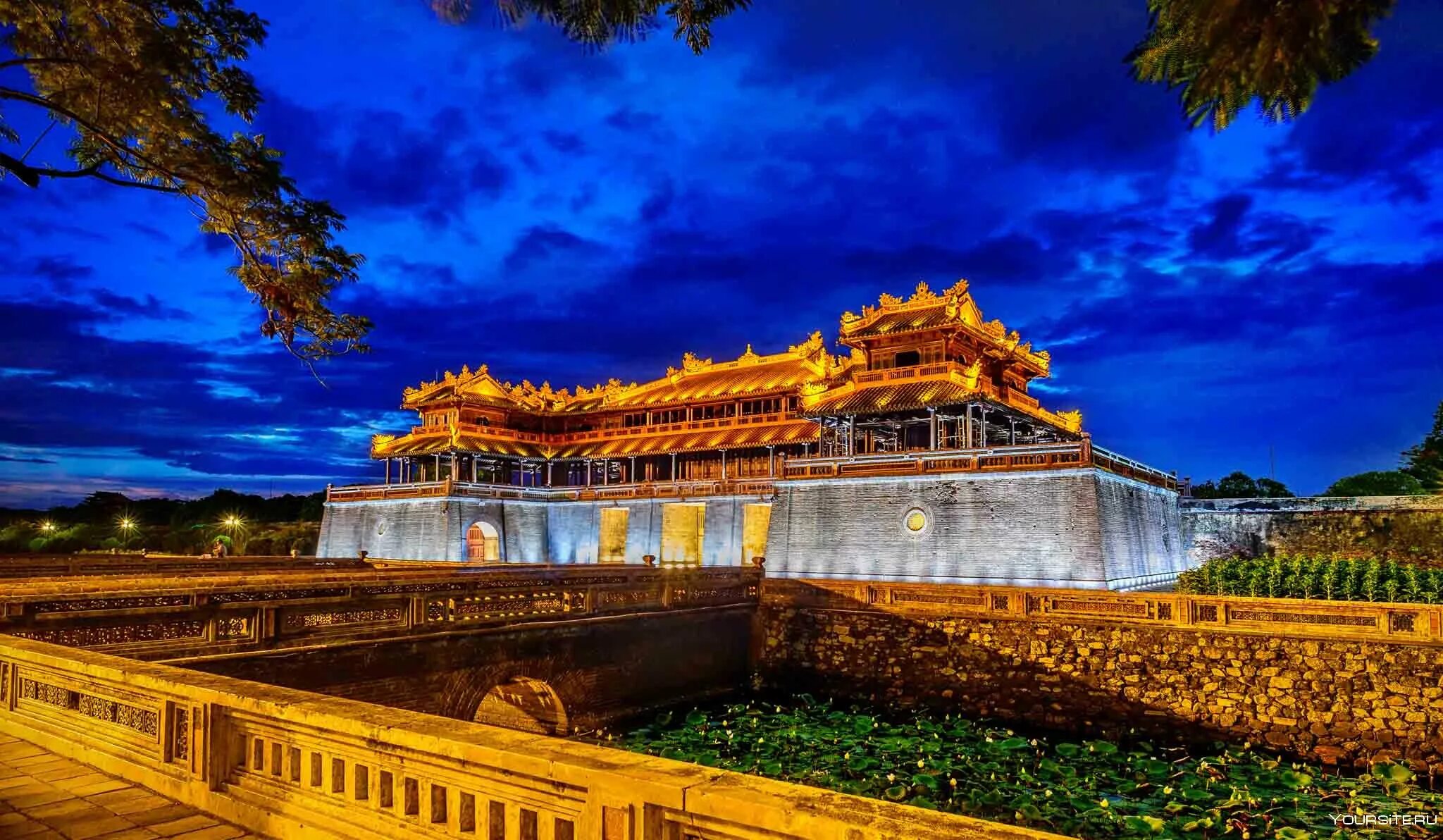Хюэ Императорский дворец. Хюэ Цитадель. Комплекс памятников Хюэ Вьетнам. Императорская Цитадель Хюэ.