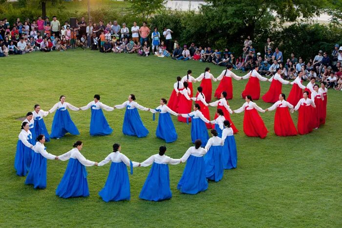 Korean harvest moon festival. Канган Сулле в Корее. Южная Корея праздник Чусок. Чусок в Корее. Канган Сулле танец.