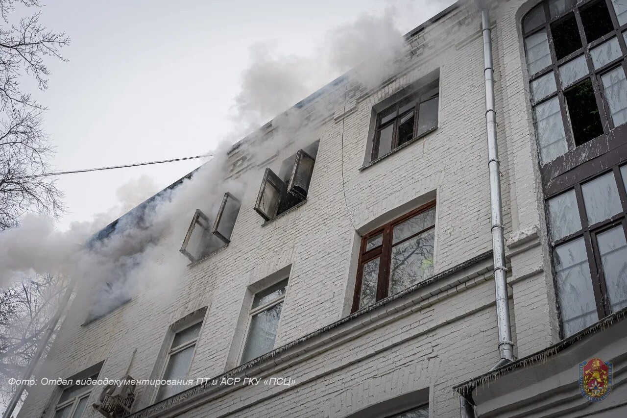 Пожар на Цветном бульваре в Москве. Тушение пожара в жилом доме. Пожар в квартире в Москве. Цветной бульвар 2 пожар.