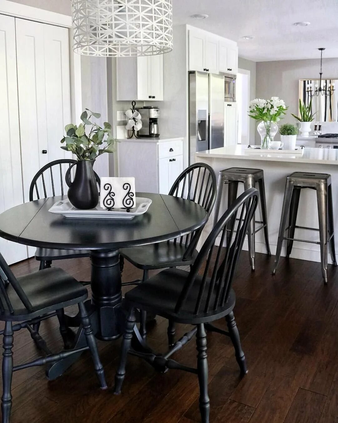 Черный стол на кухне. Обеденная группа 160х90 Hugo-XL черный и 4 стула alan (Black.... Круглый стол в интерьере кухни. Черный круглый стол на кухню.