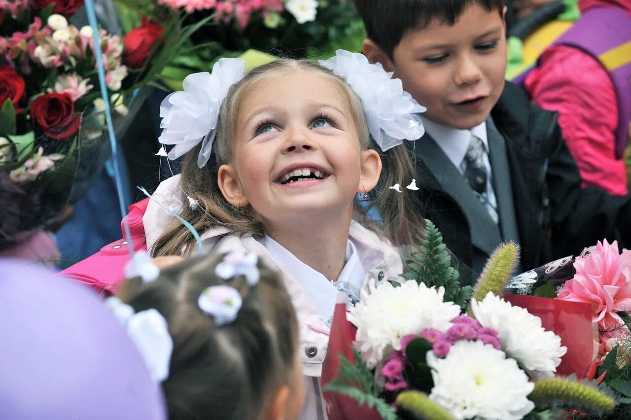 Сегодня пошли в первый класс. Первоклашки. Первоклассники на линейке. Первое сентября. День знаний.