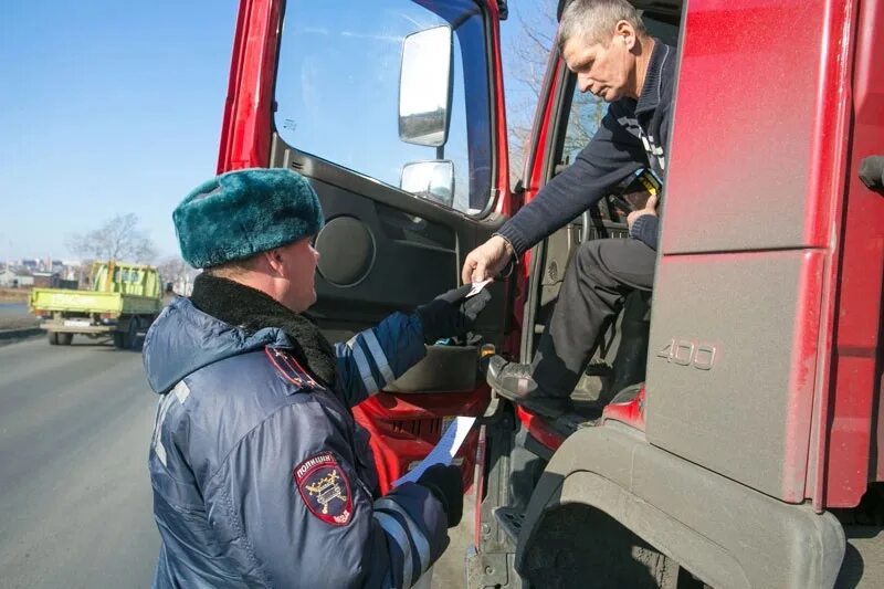 Грузовик гибдд. ГИБДД грузовик проверка. Проверка фуры. Дальнобойщик ГАИ. Сотрудники весового контроля.