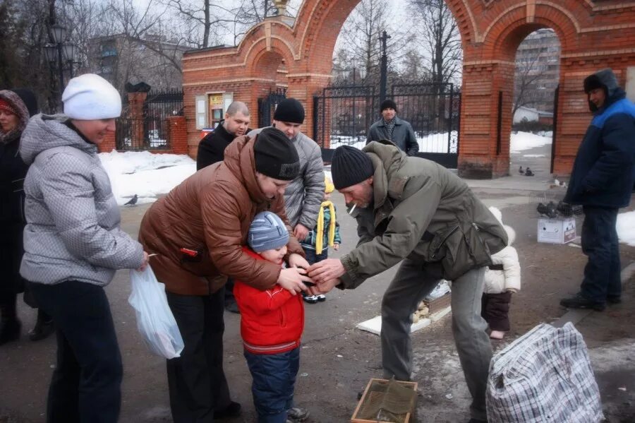 Если человек умер на благовещение. Выпуск птиц на Благовещение. Благовещение выпускают птиц. Обряд выпускания птиц на Благовещение. Тула Благовещение птицы возле церкви.