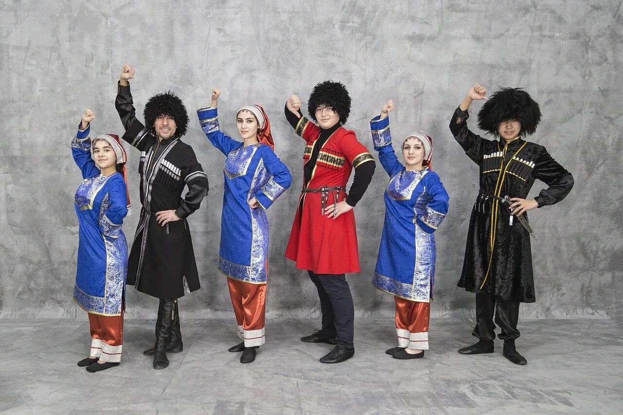 Грузинский танец лезгинка. Группа лезгинка 2021. Лезгинка искандер алиев. Костюм для лезгинки. Черкесы танцуют лезгинку.