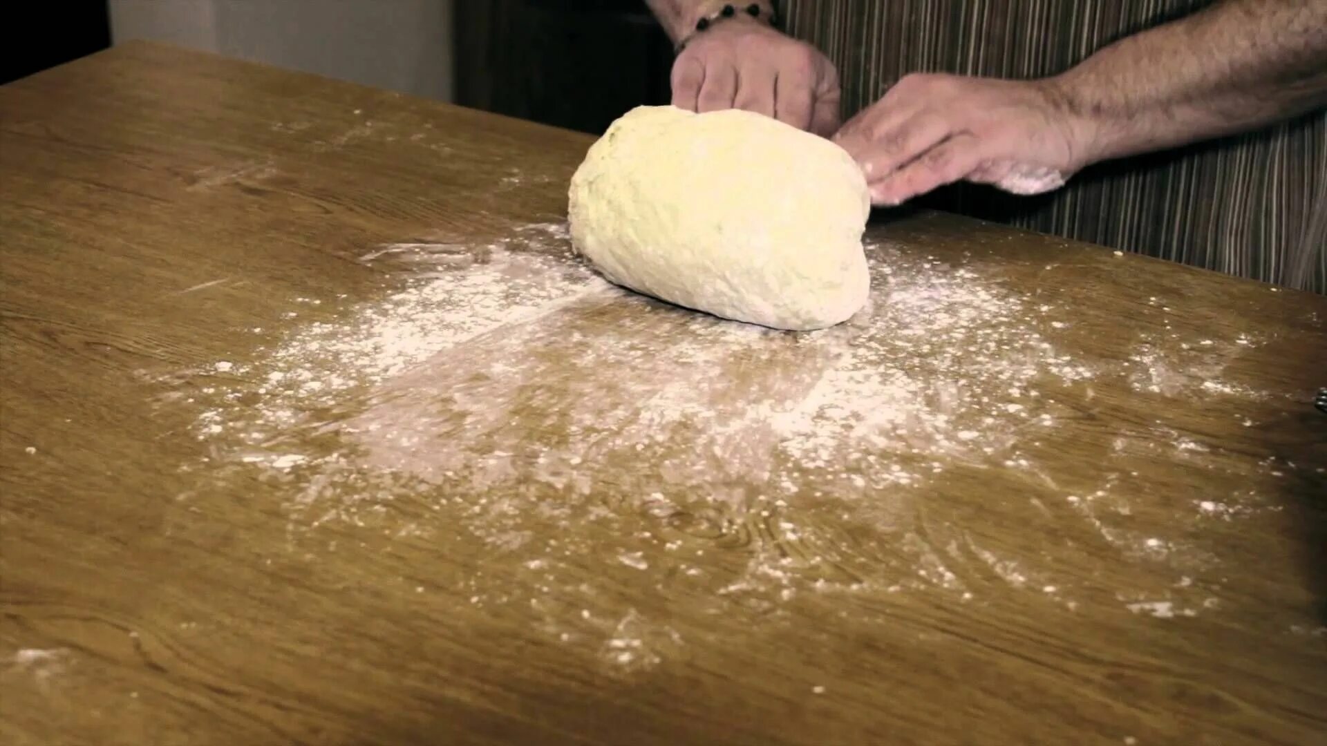 Месить тесто. Повар замешивает тесто. Обминка теста. Растягивание теста для хлеба. Как замешивать тесто на хлеб