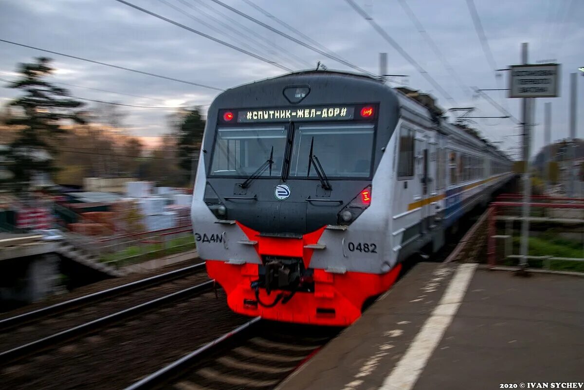 Электричка луч москва. Поезд 7088 цппк. Красный строитель москва. Электропоезд эп2д рекс. Электричка луч москва.