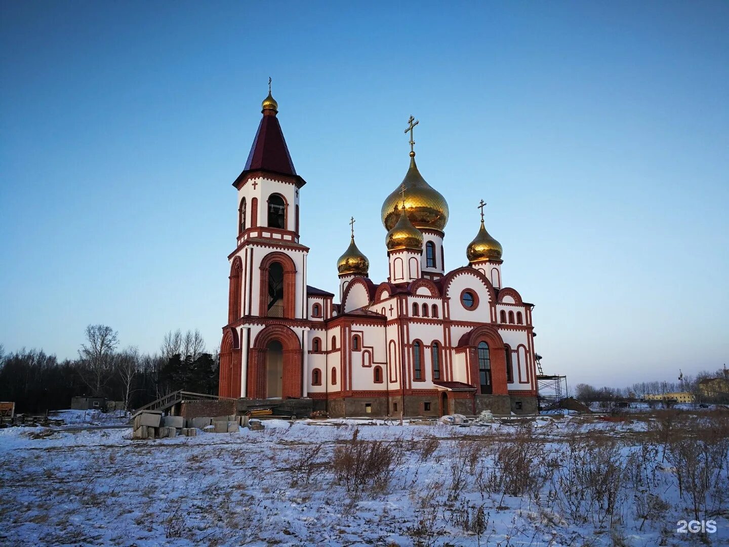 Церковь в академгородке новомучеников. Храм в академгородке красноярск и успенский монастырь. Храм в красноярске на берегу енисея. Новый храм в академгородке красноярск. Храм новомучеников и исповедников российских красноярск.