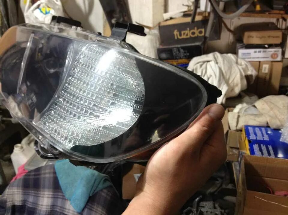 Можно ли заклеить фару. Клей для фар автомобиля. Герметик для стекол фар авто. Клей для задних фонарей автомобиля. Можно ли заклеить фару.