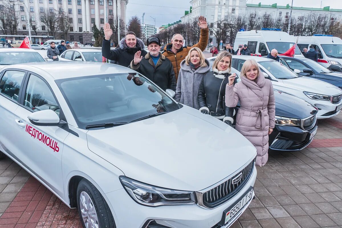 Вручение автомобиля. Новые машины. Вручение ключей от автомобилей. Новинки автомобилей.