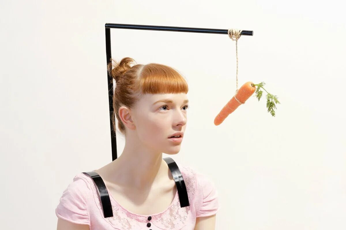 Девушка с морковкой. Отсутствие мотивации. Самомотивация картинки. Низкая мотивация. Почему пропадает мотивация