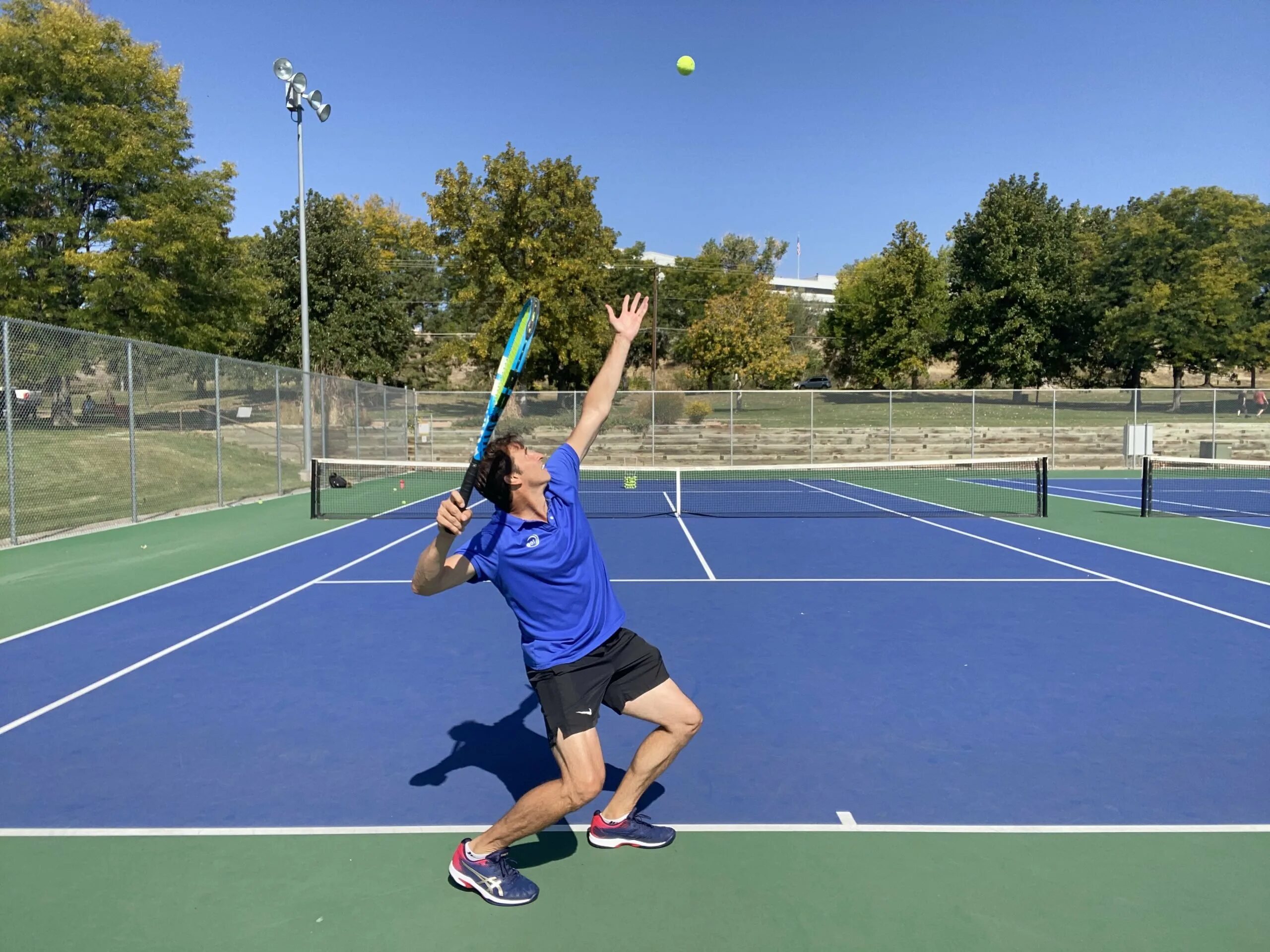 Калюжный теннис. Tennis Court Уимблдон. Подача в теннисе.