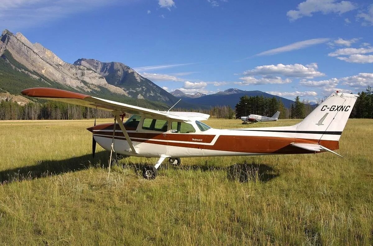 Самолет Cessna 172. Cessna 172 Skyhawk. Cessna 172 самолёты Cessna. Cessna 172 4-х местный.