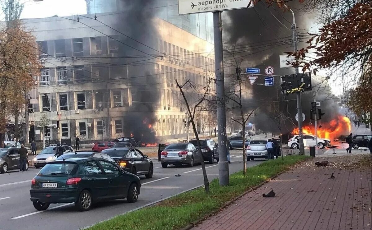 Пожар в здании. Здание СБУ В Киеве разбомбили. Взрыв здания. Почему не наносят удары по киеву