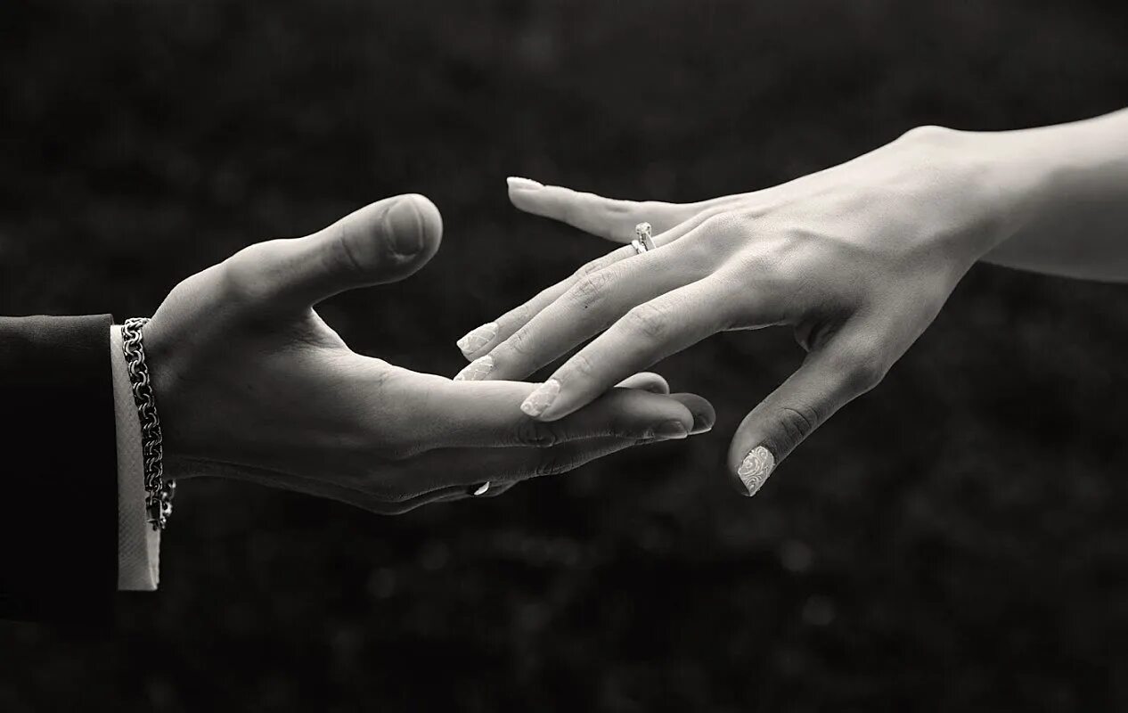 Прикосновение рук. Две руки. Руки тянутся друг к другу. Руки любовь. Протянутая женская рука