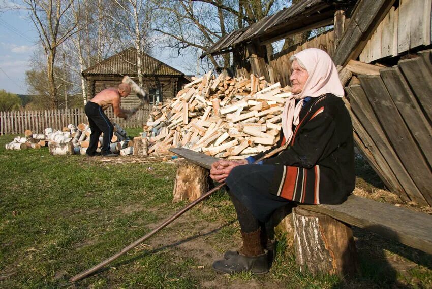 Деревенский пока. Бабушка с дровами. Деревенские будни. Бабки с дровами. Старуха с дровами.