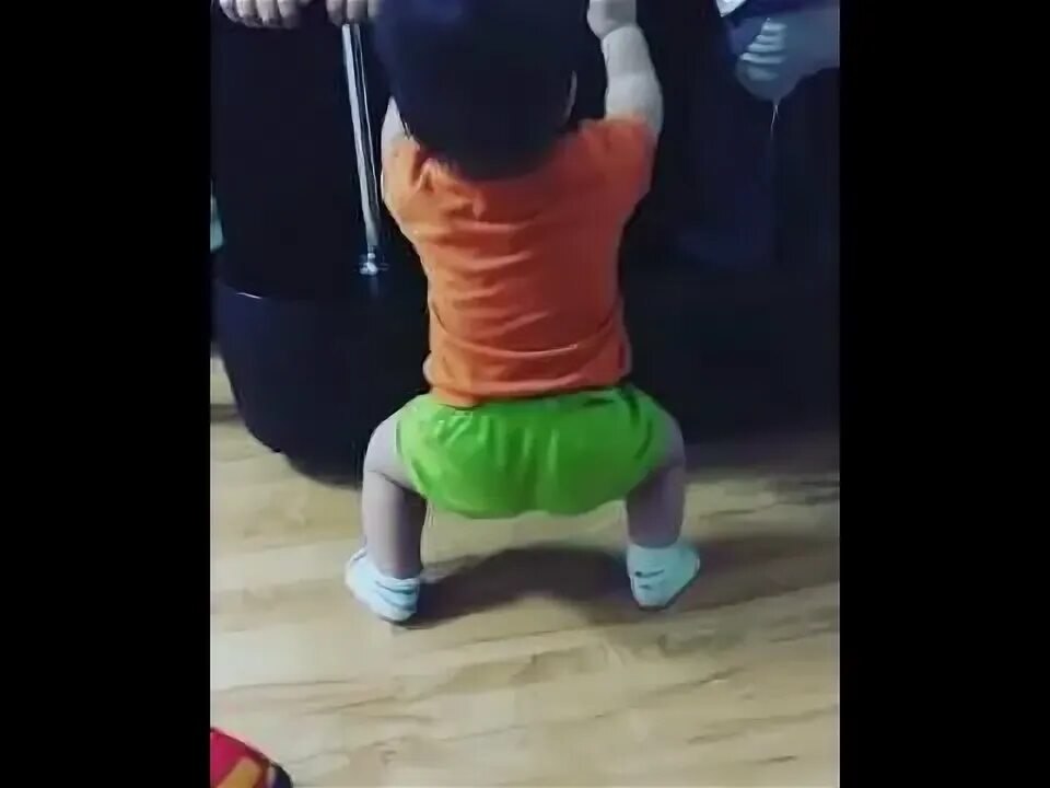 Фэмили бокс новые выпуски 2021 года. Симпл димпл мем. Толстый мальчик на пляже. Ремень для детей. Дети крутят попой.