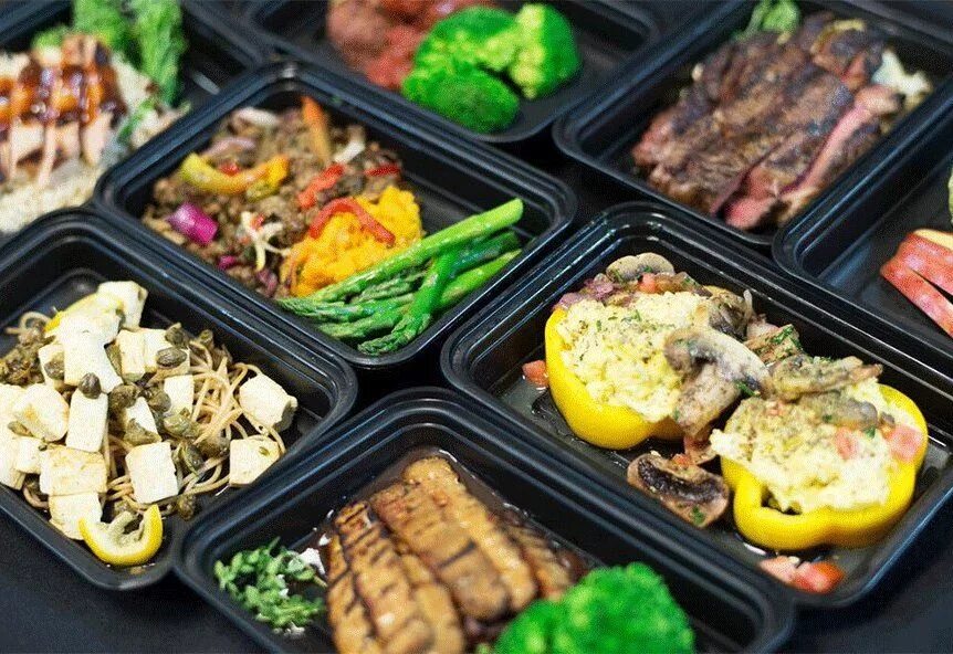 готовые блюда. еда в контейнере вид сверху. трата денег в магазинах. еда на вынос. готовые обеды.