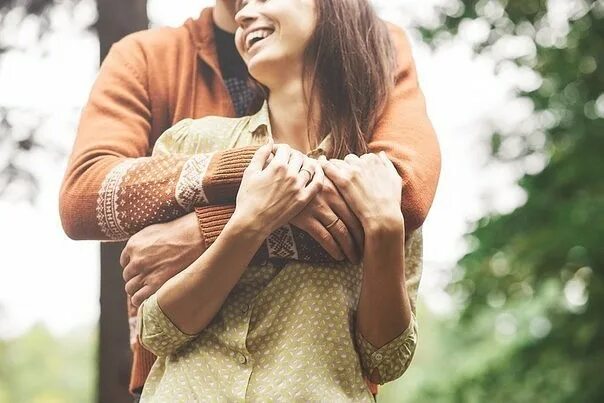 мужские руки обнимают. влюбленные обнимаются. обнимает со спины. объятия со спины. мужчина и женщина обнимаются.