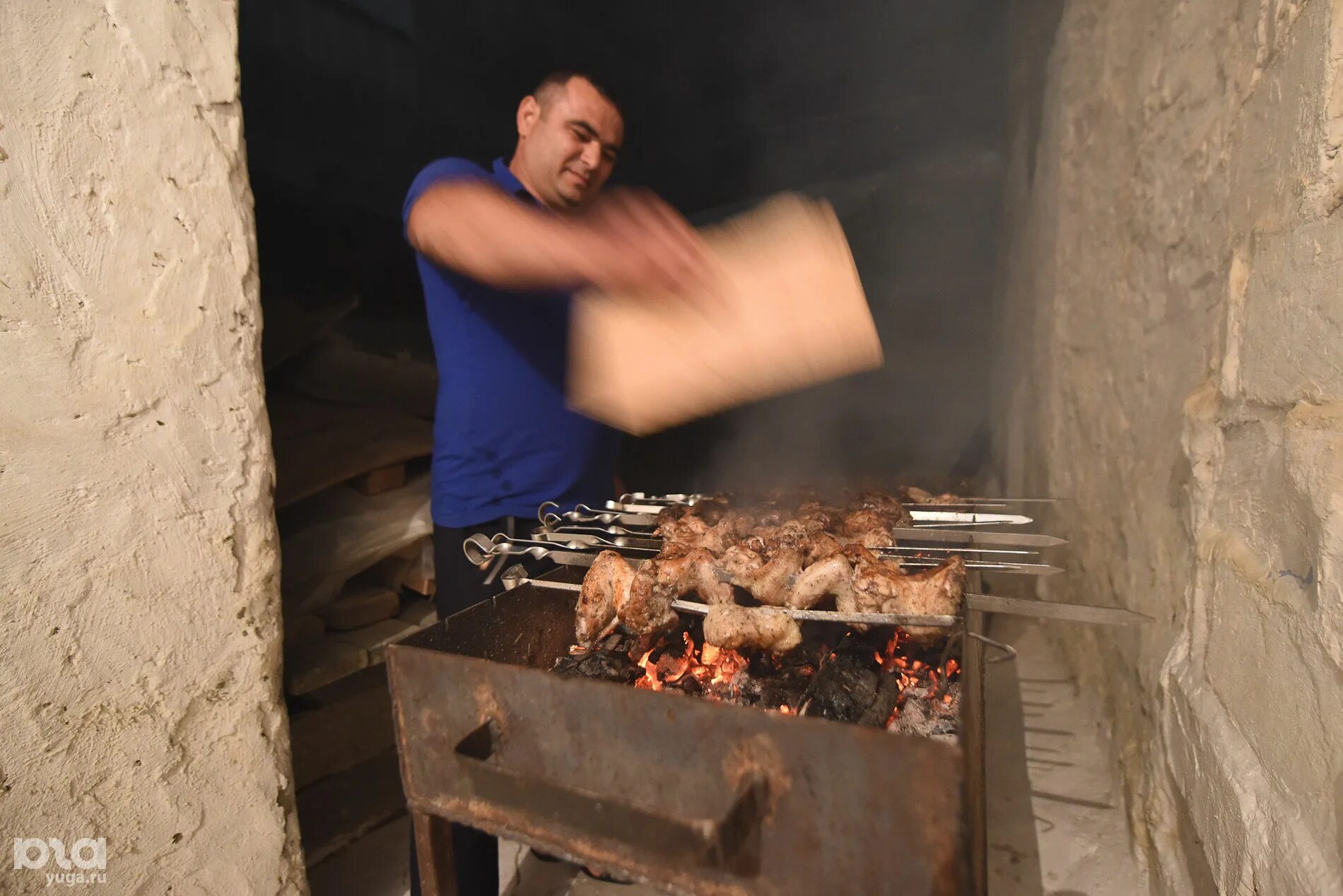 Национальная кухня северного кавказа шашлык. Шашлык с луком. Шашлык в дербенте. Шашлык у дороги. Шашлык дербент.