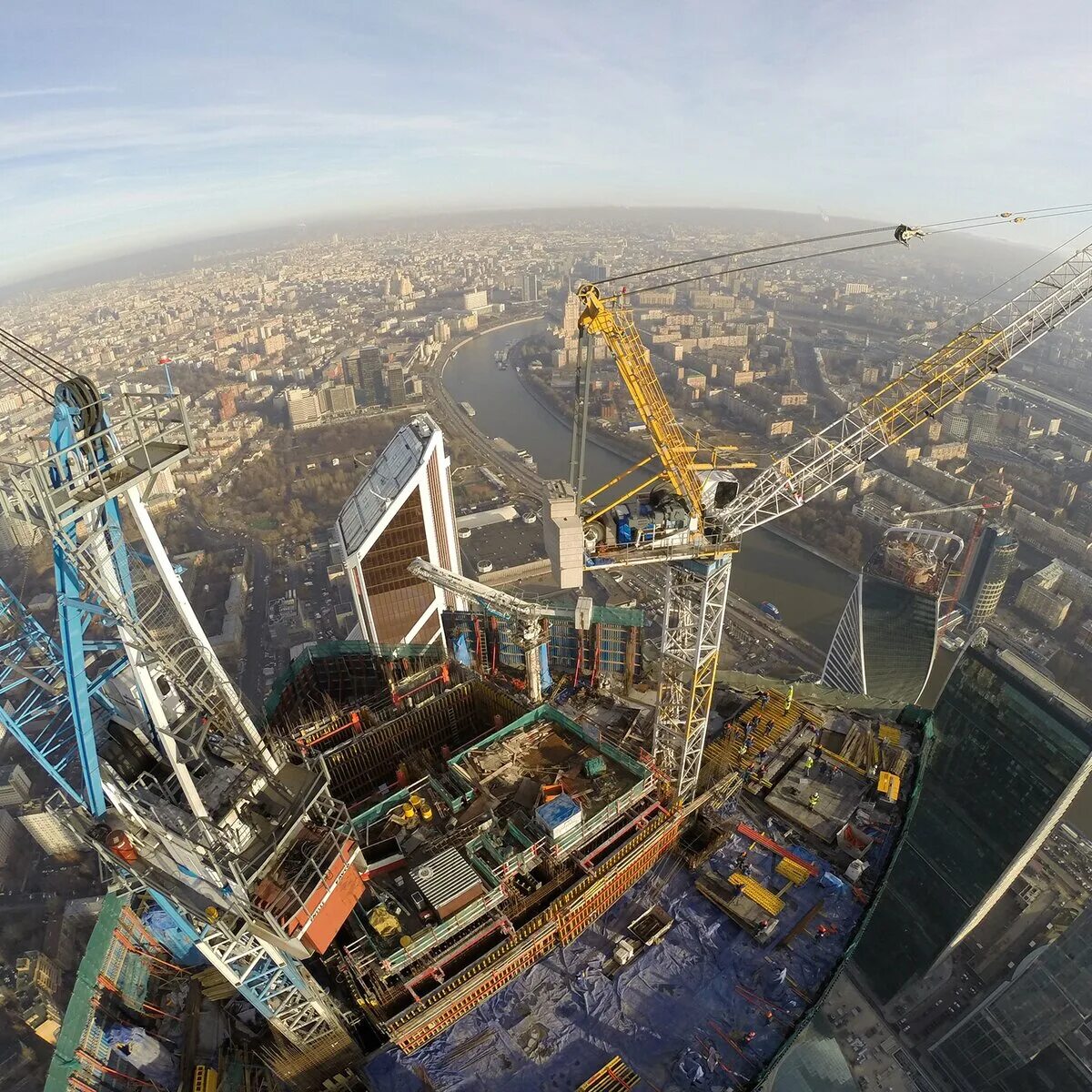 Башня газпрома в питере высота. Кран небоскреб. Башенный кран бурдж халифа. Кран небоскреб. Башенный кран rct 6014.