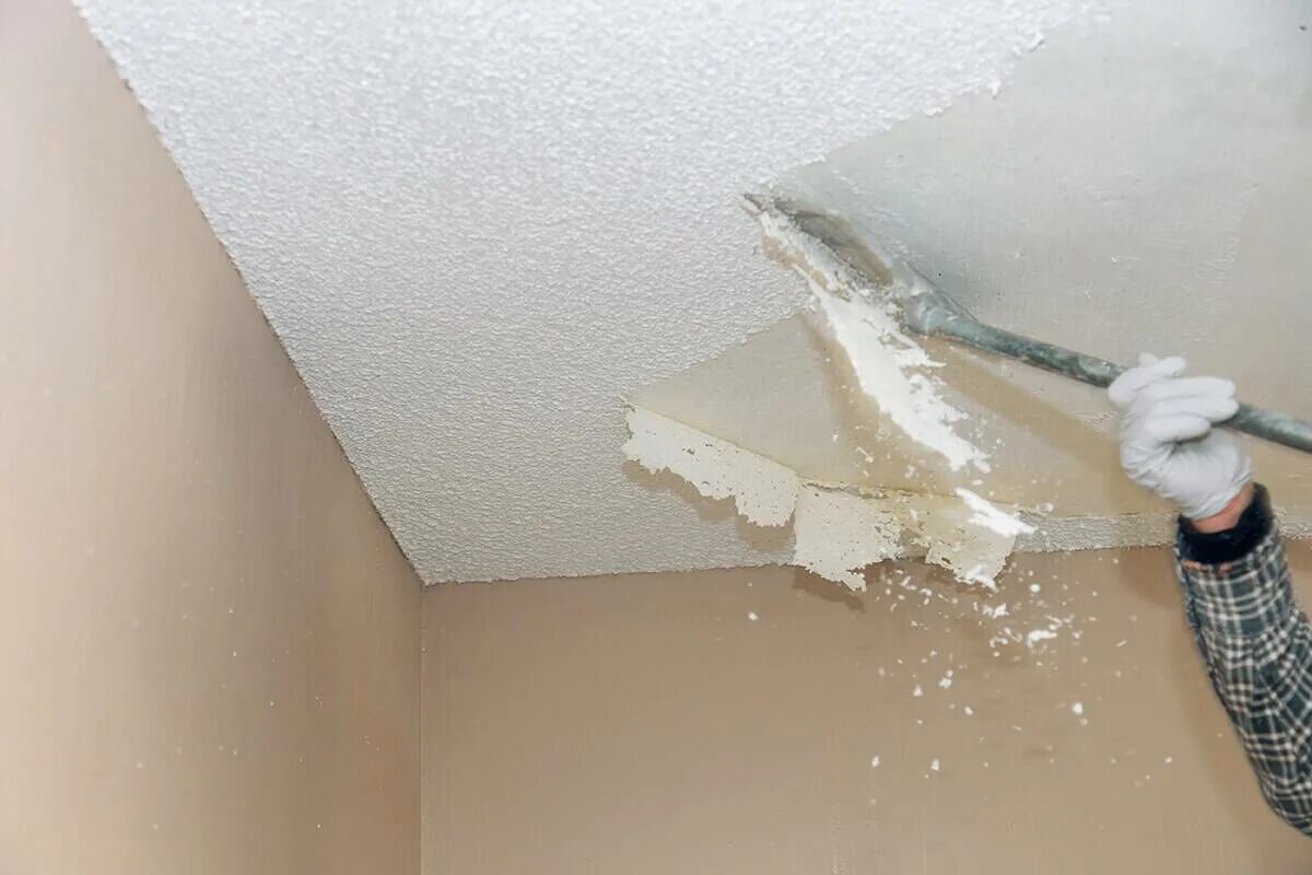 Очистить толстый слой. Побелка потолка. Побеленный потолок. Побелка потолка водоэмульсионной. Известка на потолке.