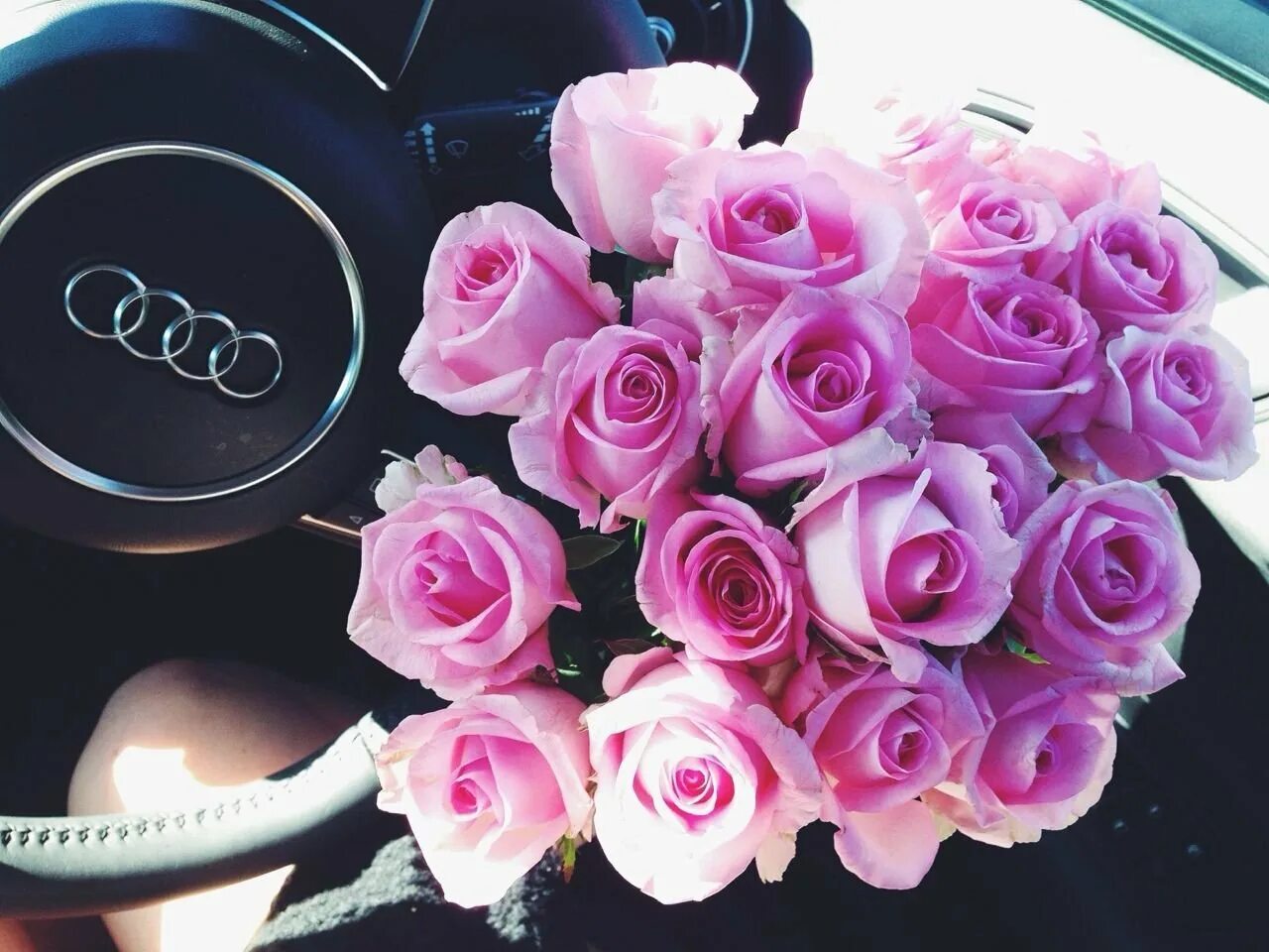 Машин букет 3 класс русский. Букет цветов в машине. Букет роз в машине. Цветы в машине Ауди. Машина с цветами.