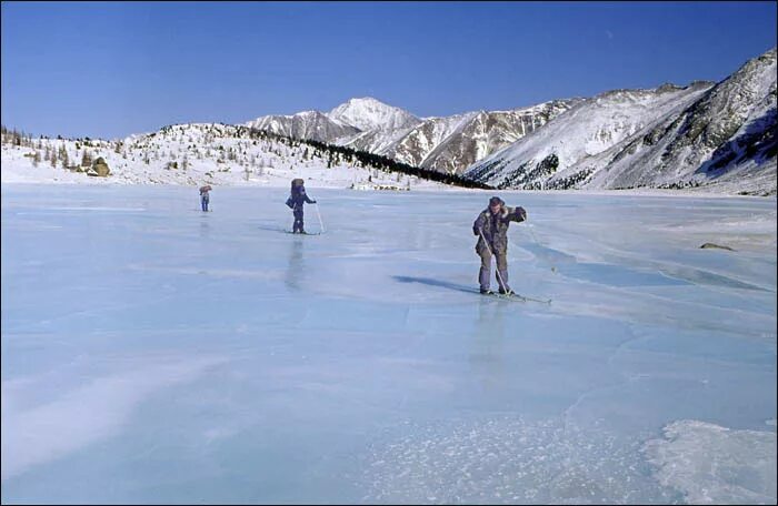 Переправа по льду. На лыжах по льду. Передвижение по льду. Передвижение по льду на лыжах. Переправа по льду на лыжах.