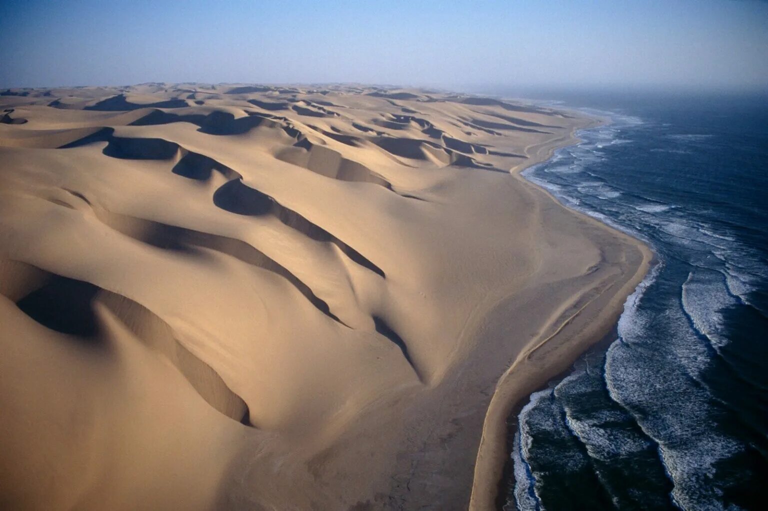 Приокеаническая пустыня. Намибия берег скелетов (Skeleton Coast). Намибия пустыня Намиб. Пустыня Намиб дюны. Побережье пустыни Намиб.