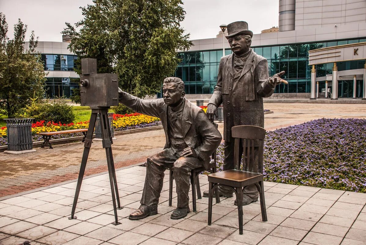 памятник попову в екатеринбурге. скульптура горожане екатеринбург. екб памятник челноку. надгробие екатеринбург. памятники екб.