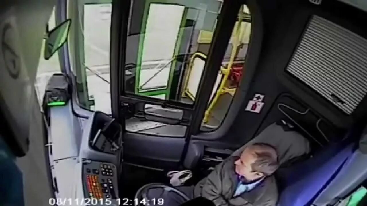 Отпуск водителя автобуса. Уснул за рулем автобуса. Водитель фуры. Дальнобойщик уснул за рулем. Шофер автобуса.