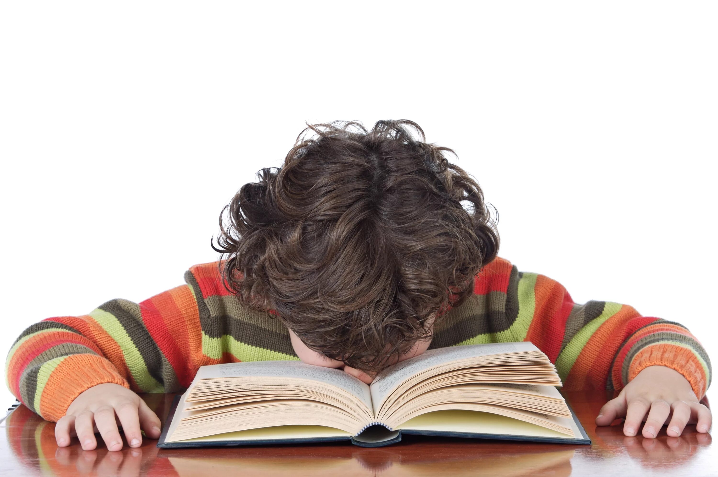 Стало сложно читать. Школьник читает книгу. Книга для мальчиков. Ученик с книжкой. Уставший ребенок.