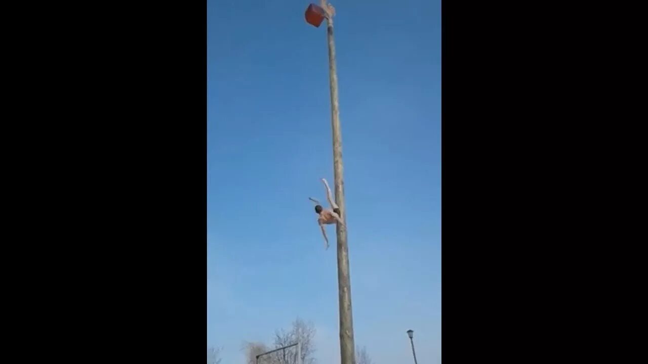 Электрик упал со столба. Парень на масленице упал со столба. Обрыв нуля на столбах. Мужчина упал со столба на гуляниях. Падает со столба на масленицу.