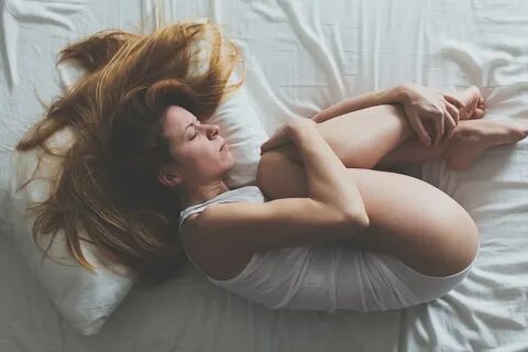 Поза женщина на животе
