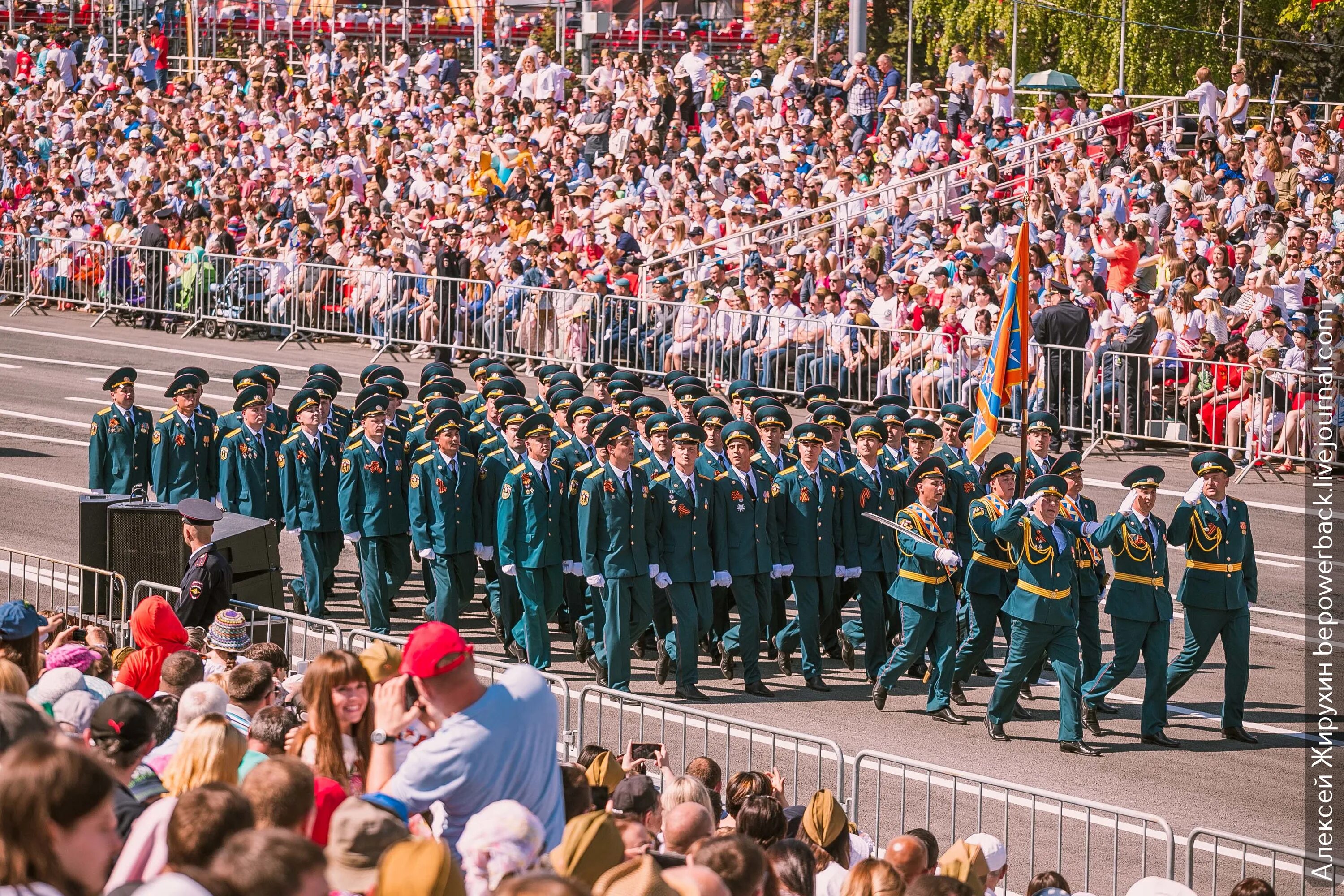 Парад 9 мая. Девятое мая парад. Утренний парад. Парад 9 мая картинки. Парад городе 9 мая