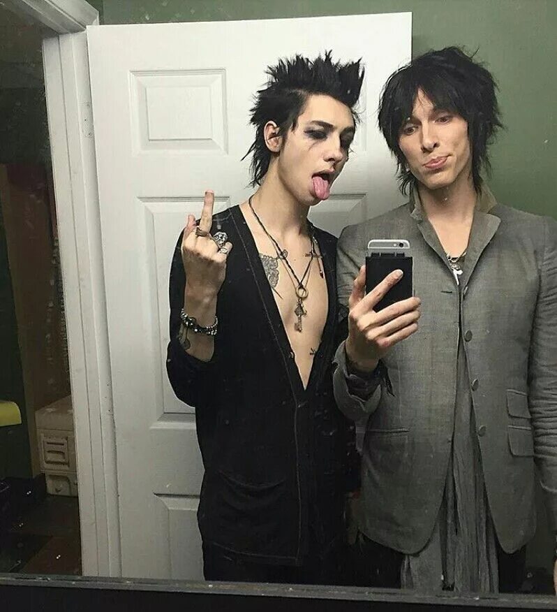 Palaye royale dead. Palaye Royale Remington Leith. Группа Palaye Royale Себастьян. Palaye Royale солист. Группа Palaye Royale Ремингтон.