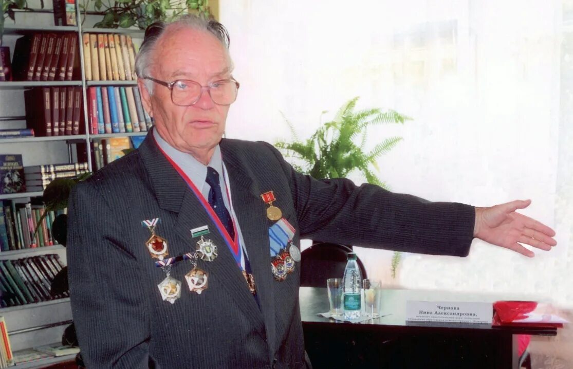 Шахтерские награды. Ветеран труда в кузбассе. Фронтовики кузбасса. Фронтовики кузбасса. Ветераны за столом.