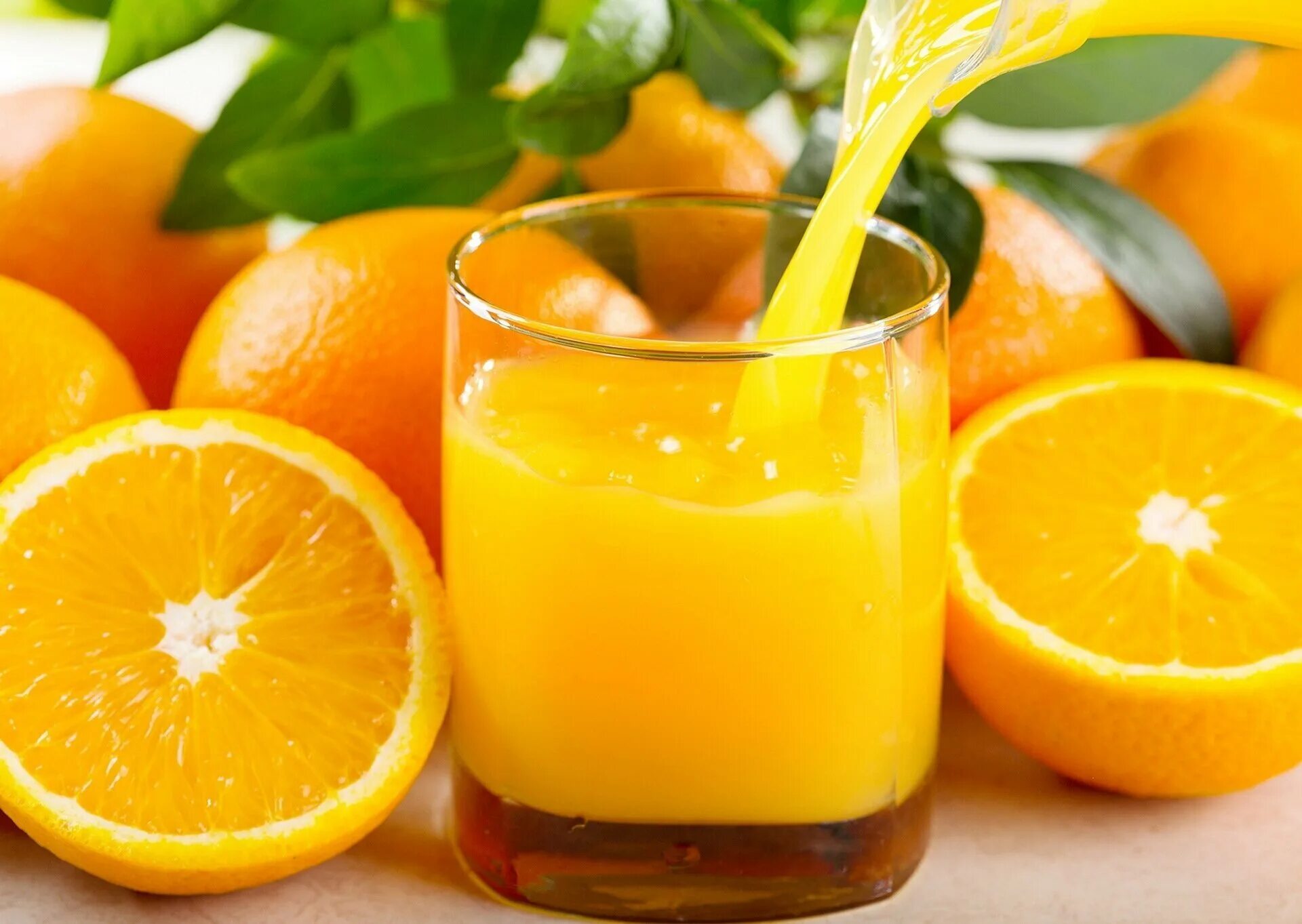 Сколько можно апельсинового сока. Апельсины и апельсиновый сок. Сок апельсин апельсин. Сок из апельсинов. Свежевыжатый апельсиновый сок.