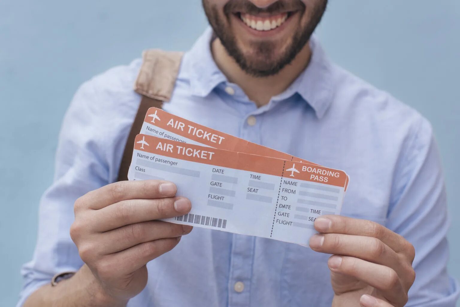 Поставь ticket. Билеты на самолет. Авиабилеты в руках. Авиабилеты фото. Мужчина с билетами на самолет.