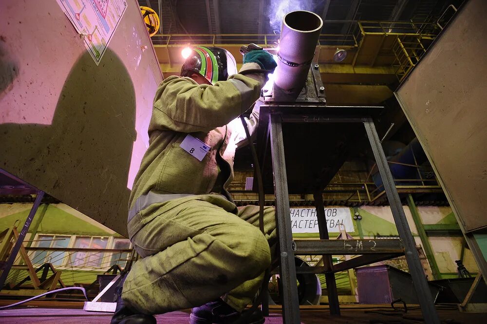 Работа сварщиком в норильске. Сварщик. Главный сварщик. Строитель сварка. Работа сварщиком в норильске.