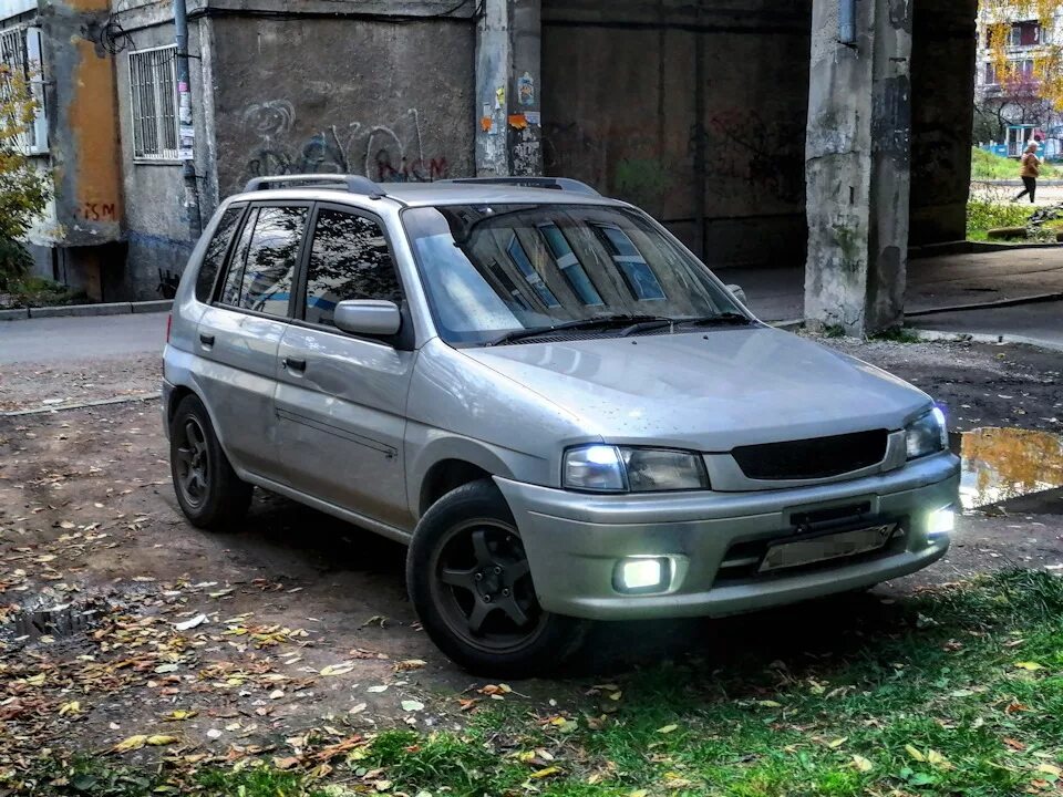 Демио 1 поколение. Mazda Demio 1. Mazda Demio 1998. Мазда Демио 2003 1.3. Мазда Демио 2001 1.3.