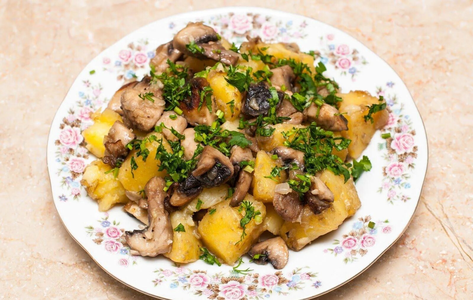 Шампиньоны мясо картошка рецепт. Жаркое с грибами и картошкой. Тушеная картошка с грибами. Жареная картошка с грибами и мясом. Картофель тушеный с грибами.