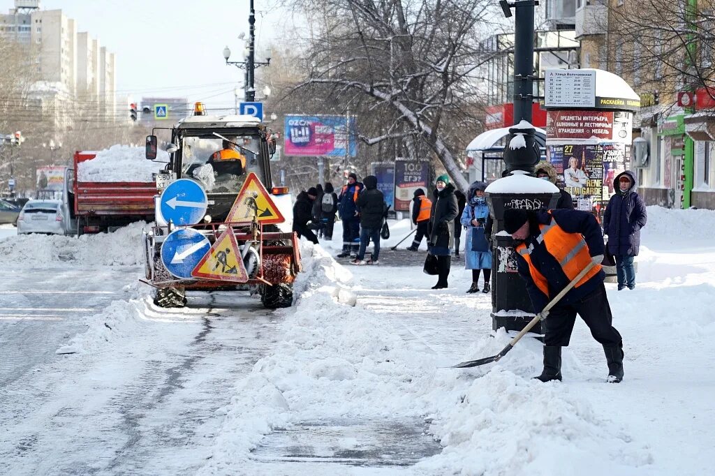 Там не бывает снега 2021. Уборка снега огнем. Снежный коллапс в Хабаровске. Кран упал. Снежные города России.