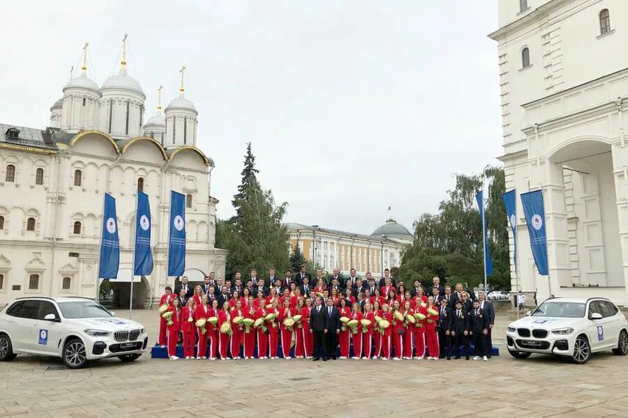 Вручение БМВ олимпийским призерам. Вручение автомобиля. Вручение автомобилей олимпийским чемпионом 2021. Награждение олимпийцев машинами.