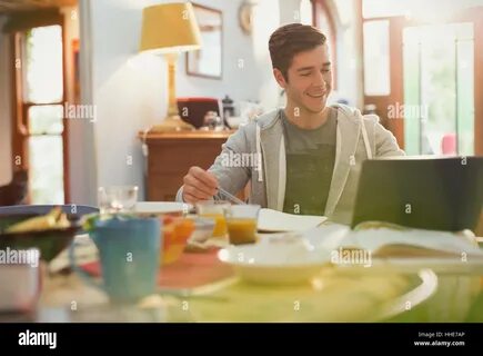 Tom has breakfast