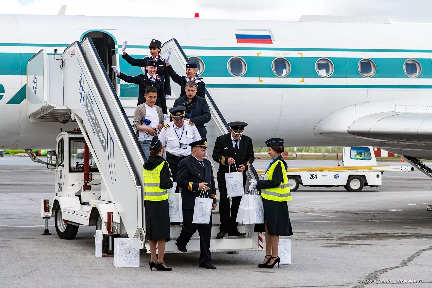 Техник в экипаже самолета 11. Ту 134 экипаж. Авиакомпания АЛРОСА бортпроводники. Ту 134 АЛРОСА. Ту 134 последний полет.