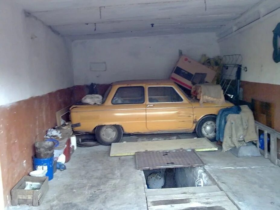 Пропадают машины из гаража. Выезд из гаража. Пропадают машины из гаража. Забытый гараж. Заброшенный гараж внутри.