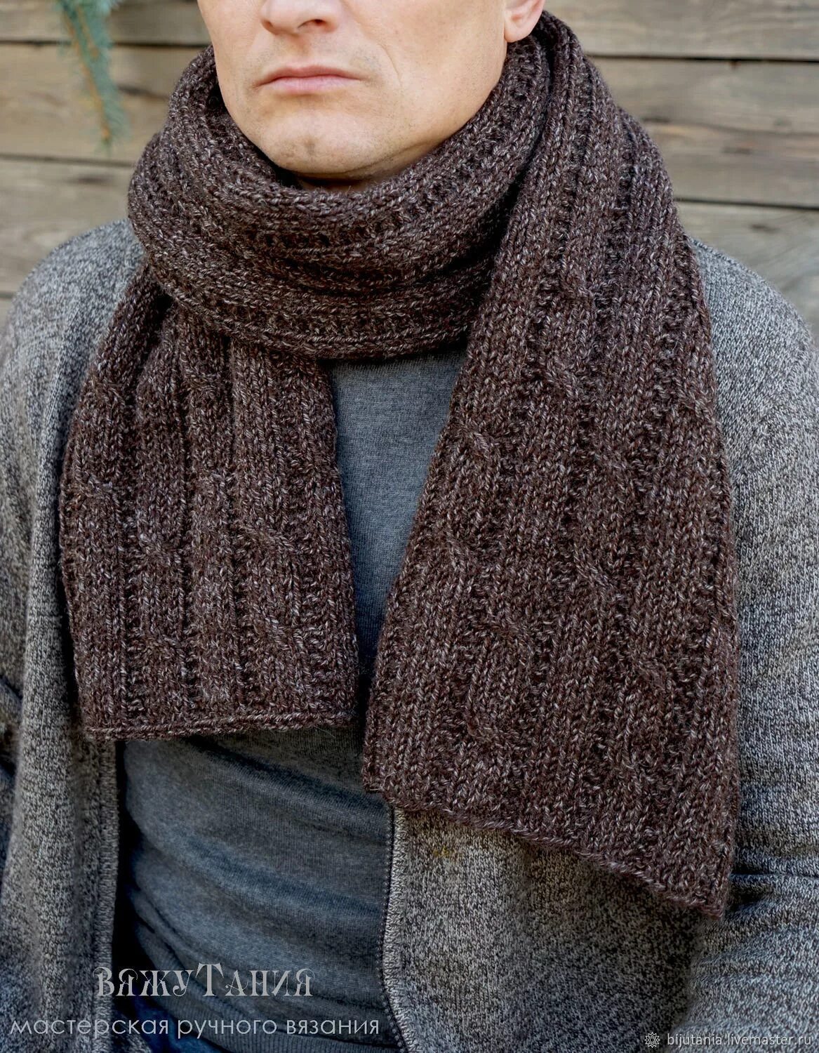 мужской шарф спицами. фиолетовый шарф мужской. шарф мужской вязаный. шарфы мужские вязаные спицами. мужчина в шарфе.